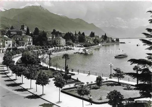 AK / Ansichtskarte LOCARNO Lago Maggiore TI Lago-Maggiore Promenade Denkmal Palmen Dampfschiff Berge Parkanlage Uferweg
