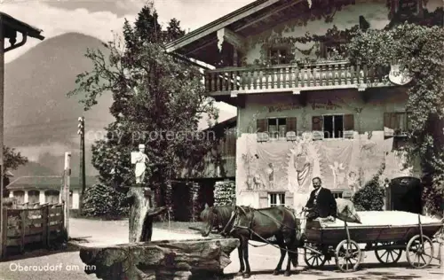 AK / Ansichtskarte Oberaudorf Inn Rosenheim Bayern Lueftlmalerei Pferdekutsche Brunnen Balkon Fresko Bergblick Dorfszene