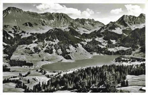 AK / Ansichtskarte Schwarzsee Lac Noir 1050m Sense FR Lac-Noir Schwarzsee Bergpanorama Alpenlandschaft See Wald Hotel-Gypsera