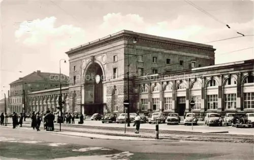 AK / Ansichtskarte MANNHEIM BW Bahnhof Hauptbahnhof Vorhalle Rundbogen Autos Passanten Strassenszene