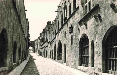 AK / Ansichtskarte Rodos Rhodes Rhodos Greece Rue-des-Chevaliers Rittergasse Kopfsteinpflaster Boegen Ritterburg Mittelalter Steingebaeude Gasse