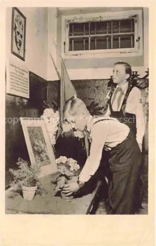 AK / Ansichtskarte Buchenwald Weimar Thueringen KZ-Buchenwald Gedenkstaette Zelle Blumen Jugendliche Pioniere Portraet Paul-Schneider