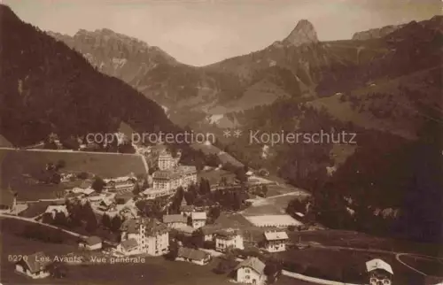 AK / Ansichtskarte Les Avants VD Bergdorf Tal Alpenhotel Wiesen Bergkette Panorama Gebaeude
