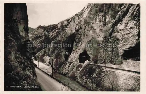 AK / Ansichtskarte Moutier BE Les-Gorges Schlucht Felswand Tunnel Strasse Fluss Felsen