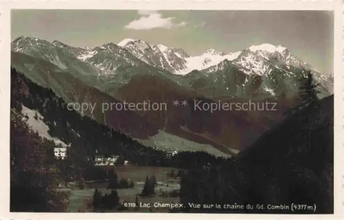 AK / Ansichtskarte Lac Champex Entremont VS Lac-Champex Grand-Combin Bergsee Bergkette Alpen Hotel Wald Wiesen