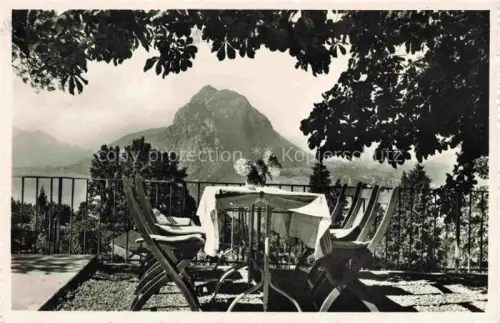 AK / Ansichtskarte Monte San Salvatore 912m LUGANO TI Monte-S.-Salvatore Lago-di-Lugano Terrasse Tisch Stuehle Baeume See Berg