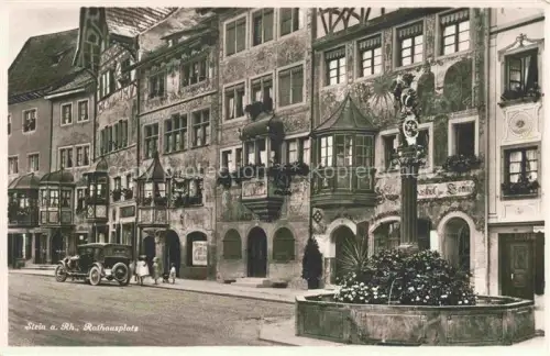 AK / Ansichtskarte STEIN AM RHEIN SH Rathausplatz Brunnen Gasthof-zur-Sonne Erker Fassadenmalerei Auto Altstadt