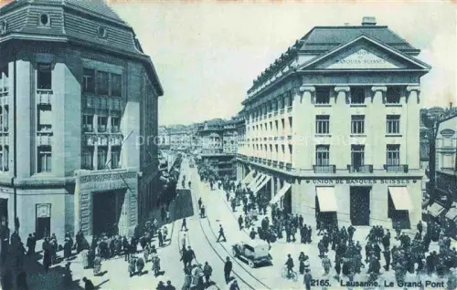 AK / Ansichtskarte LAUSANNE VD Grand-Pont Union-de-Banques-Suisses Strassenbahn Auto Strassenszene Passanten
