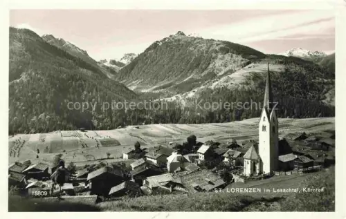 AK / Ansichtskarte St Lorenzen Lesachtal Kaernten AT Lesachtal Kirchturm Bergdorf Wiesen Berge Wald Kaernten