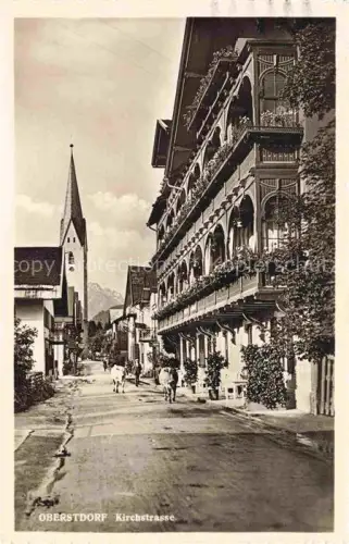 AK / Ansichtskarte OBERSTDORF Bayern Kirchstrasse Kirchturm Hotelfassade Balkon Fussgaenger Allgaeu Berge