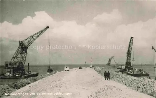 AK / Ansichtskarte HARDERWIJK Gelderland NL Zuiderzeewerken Keileembekleding Dijk Kran Bagger IJsselmeer Bauarbeiter Polderbau