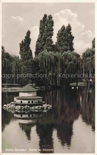 AK / Ansichtskarte Spandau BERLIN Suedpark Teich Insel Pavillon Baeume Weiden Pappeln Park