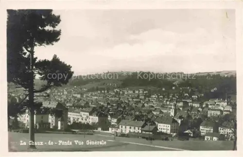 AK / Ansichtskarte LA CHAUX-DE-FONDS NE Stadtansicht Haeuser Kirche Huegellandschaft Wald