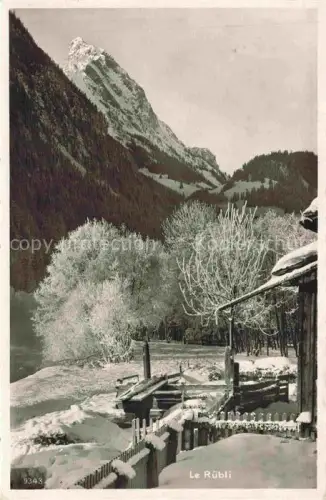 AK / Ansichtskarte Le Ruebli Le Rubli Les Mosses VD Winterlandschaft Schnee Bergmassiv Raureif-Baeume Holzhuette Zaun Alpen