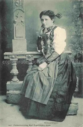AK / Ansichtskarte Nidwalden Unterwalden Kanton NW Nidwaldnerin Tracht Frau Studioaufnahme Stans Volkskleid Portrait