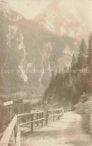 AK / Ansichtskarte Calfeisental Calfeisenthal Vaettis SG Calfeisental Vaettis Bergstrasse Holzzaun Alpental Fichtenwald Bergmassiv Wanderweg