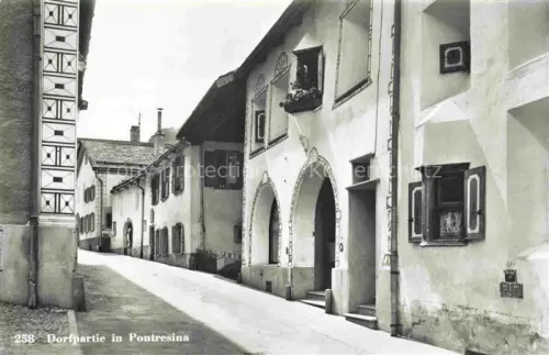 AK / Ansichtskarte Pontresina Maloja GR Dorfgasse Arkadenbogen Engadinerhaeuser Fassadenverzierung Dorfstrasse