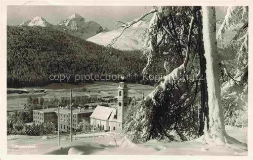 AK / Ansichtskarte Pontresina Maloja GR Kirche Kirchturm Winter Schnee Berge Wald Nadelbaum Pension-Hauser