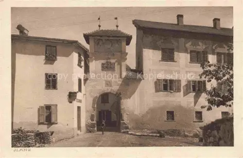 AK / Ansichtskarte Guarda GR Torturm Engadinerhaus Sgraffito Durchgang Gasse Wetterfahne