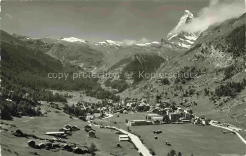 AK / Ansichtskarte ZERMATT VS Matterhorn Tal Bergdorf Hotels Wiesen Wald Berge Kirche
