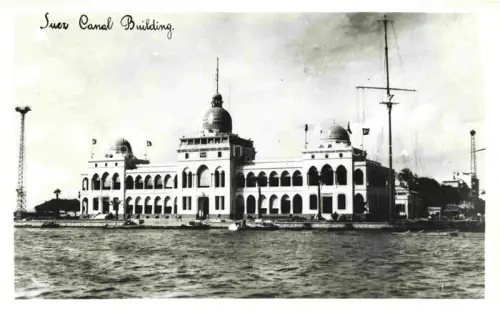 AK / Ansichtskarte SUEZ Canal de Egypt Suez-Canal-Building Kanalverwaltung Wasser Boote Hafen Fahnen Kuppeln Kolonialarchitektur