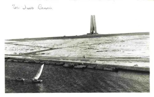 AK / Ansichtskarte SUEZ Canal de Egypt Suezkanal Kanal Monument Segelboot Wueste Wasserstrasse Ufer Obelisk