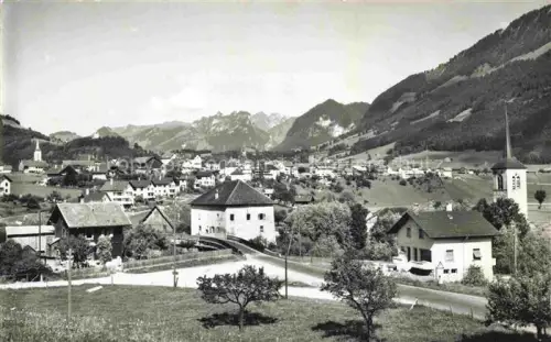 AK / Ansichtskarte Broc La Gruyere FR Vue-générale Bruecke Dorf Kirche Berge Tannenwald Wohnhaeuser