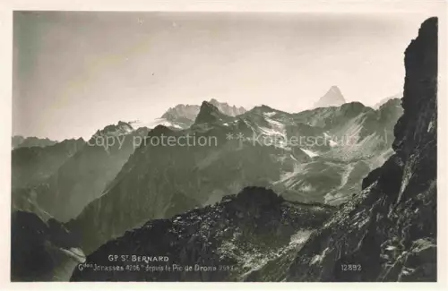 AK / Ansichtskarte Grand-St-Bernard 2469m Martigny VS Grandes-Jorasses Pic-de-Drona Hochgebirge Felsen Gletscher Bergpanorama Schnee
