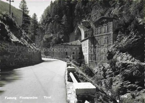 AK / Ansichtskarte Alt-Finstermuenz Altfinstermuenz Nauders Tirol AT Festung-Finstermuenz Strasse Felsen Wald Schlucht Gebaeude