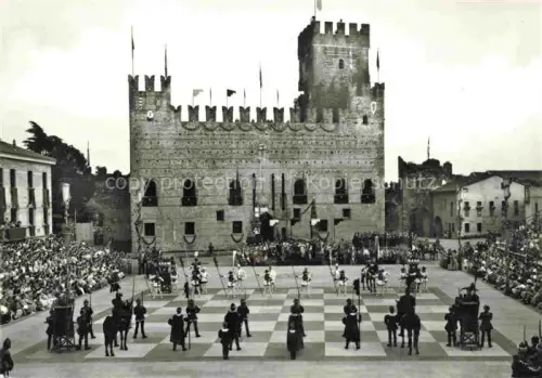 AK / Ansichtskarte Marostica Vicenza IT Schachpartie lebende-Figuren Piazza Castello Zuschauer Ritter Pferde Mittelalter