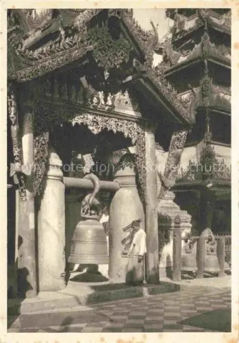 AK / Ansichtskarte Burma Pagode Glocken Tempel buddhistisch Saeulen Schnitzerei Moench