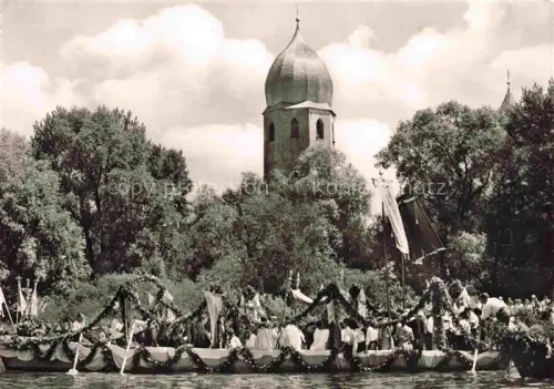 AK / Ansichtskarte Frauenwoerth Chiemsee Fronleichnamsprozession Chiemsee Boote Blumengirlanden Kirchturm Zwiebeldach See Prozession