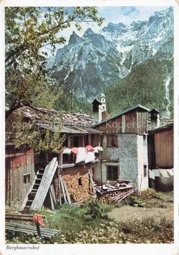 AK / Ansichtskarte MITTENWALD Bayern Bergbauernhof Karwendelgebirge Kirche Holzstapel Berglandschaft Bauernhof