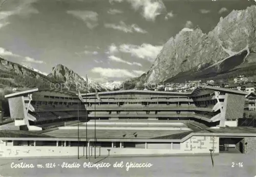 AK / Ansichtskarte Cortina d Ampezzo Veneto IT Stadio-Olimpico-del-Ghiaccio Olympiastadion Eisbahn Dolomiten Tribuene Fahnen Berglandschaft