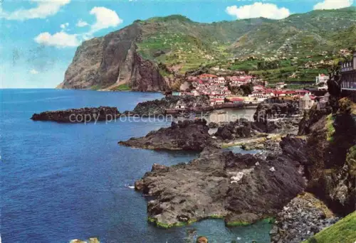 AK / Ansichtskarte Cabo Girao Madeira PT Kueste Felsen Steilklippe Hafen Dorf Berge Atlantik