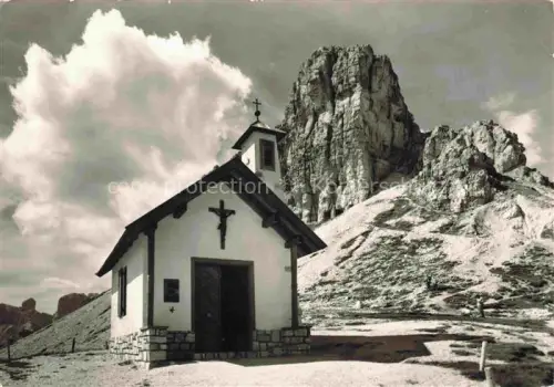 AK / Ansichtskarte Tre Cime di Lavaredo 3003m Drei Zinnen IT Rifugio-Locatelli Kapelle Sasso-di-Sesto Felsen Berglandschaft Dolomiten CAI Tre-Cime-di-Lavaredo