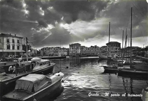 AK / Ansichtskarte GRADO Gorizia IT Porto Tramonto Hafen Segelboote Motorboote Fischerboote Haeuser Abendhimmel
