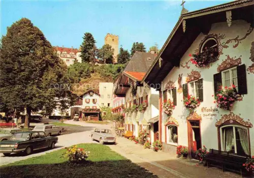 AK / Ansichtskarte Markt Neubeuern Rosenheim Bayern Burg Ortsplatz Lueftlmalerei Ofenbau Blumenschmuck Altstadt Autos Inntaler-Alpen