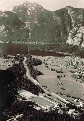 AK / Ansichtskarte Obertraun Traunviertel Oberoesterreich AT Hallstaettersee Berge Alpen Bundessportschule Fliegeraufnahme Tal Wald Sportanlage