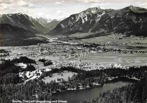 AK / Ansichtskarte Reutte Ausserfern Tirol AT Urisee Alpen Talblick Bergpanorama Wald Felder Haeuser