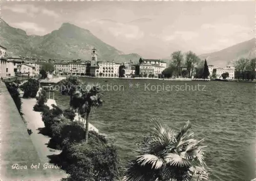 AK / Ansichtskarte Riva  del Garda Riva sul Garda IT Gardasee Uferpromenade Palmen Berge Turm Ortschaft