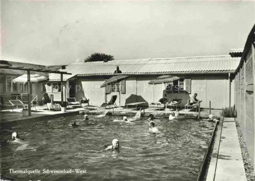 AK / Ansichtskarte Bad Zurzach AG Thermalquelle Schwimmbad Freibad Schwimmer Liegestuehle Sonnenschirme Holzgebaeude Schwimmhalle