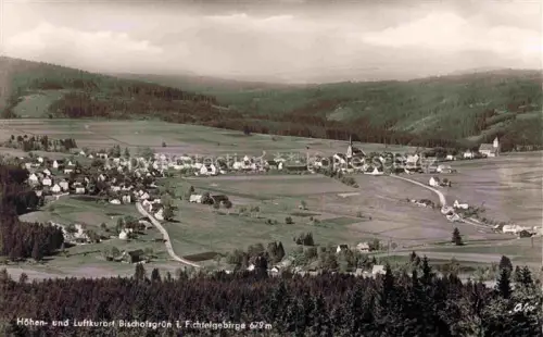 AK / Ansichtskarte Bischofsgruen Bayreuth Bayern Fichtelgebirge Tal Dorf Kirche Waelder Felder Berglandschaft Hoehenkurort