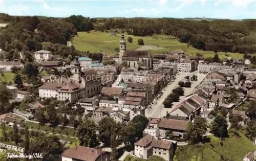 AK / Ansichtskarte Tittmoning Salzach Kirche Stadtplatz Altstadt Daecher Felder Wald Luftbild Berge