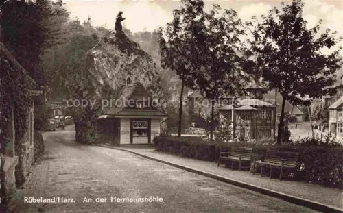 AK / Ansichtskarte Ruebeland Elbingerode Harz Sachsen-Anhalt Hermannshoehle Strasse Kiosk Fachwerk-Pavillon Felsfelsen Statue Baeume Baenke