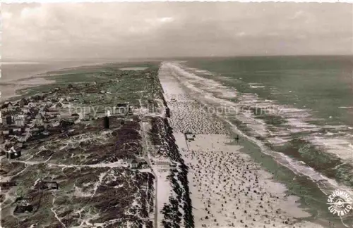 AK / Ansichtskarte JUIST Nordseebad Strand Strandkoerbe Duenen Nordsee Kueste Luftaufnahme Ortschaft