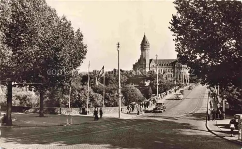 AK / Ansichtskarte LUXEMBOURG  Luxemburg Boulevard Staatsbank Strassenbahn Flaggen Baeume Passanten Autos Turm