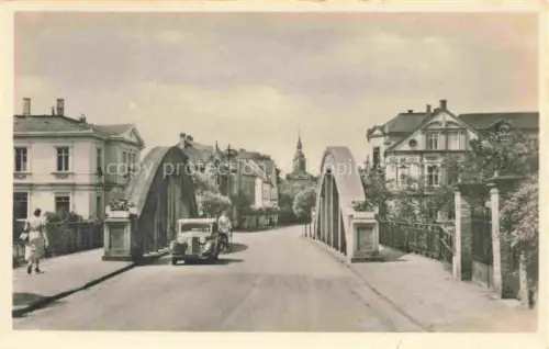 AK / Ansichtskarte Bad Lausick Bruecke Bogenbruecke Strasse Kirche Altstadt Auto Fussgaengerin