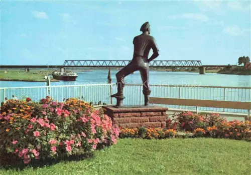 AK / Ansichtskarte Lauenburg Elbe Schleswig-Holstein Rufer Bronzestatue Elbbruecke Elbe Schiff Blumenbeete Fluss Eisenbahnbruecke