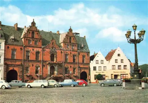 AK / Ansichtskarte Glueckstadt Steinburg Schleswig-Holstein Rathaus Marktplatz Kopfsteinpflaster Autos VW-Kaefer Laternen Gasthaus